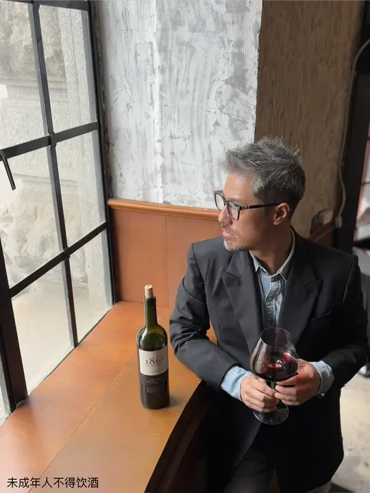 丹宁混搭，红酒微醺：绅士的慵懒型格‼️