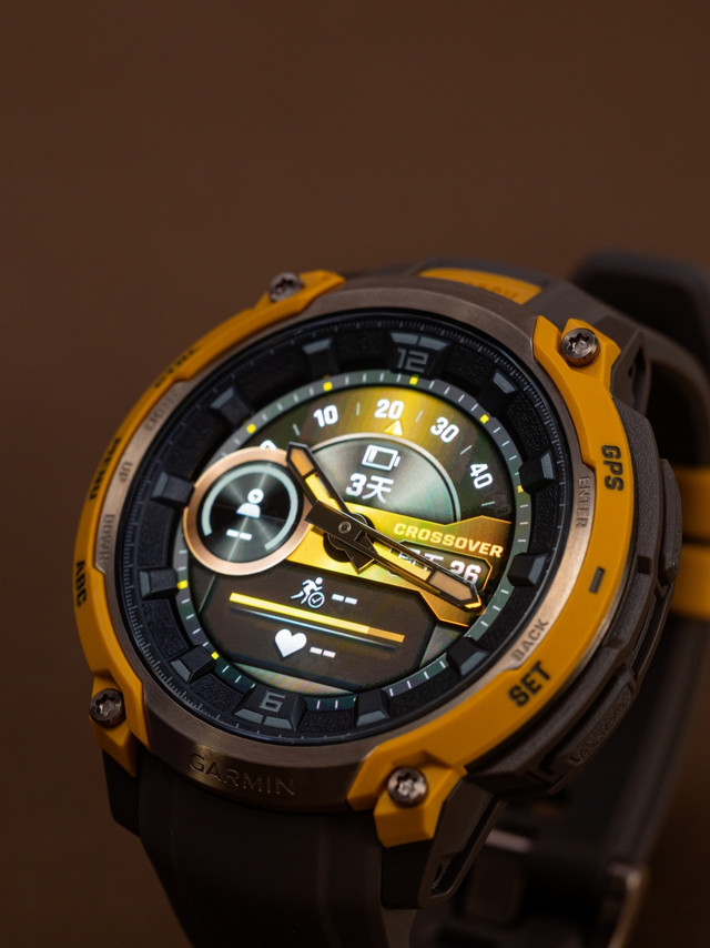 本能跨界——传统指针和AMOLED屏幕的碰撞GARMIN INSTINCT CROSSOVER AMOLED糅合了传统指针和AMOLED屏幕的运动手表导航、心率、血氧饱和度、LED手电照明一应俱全开启