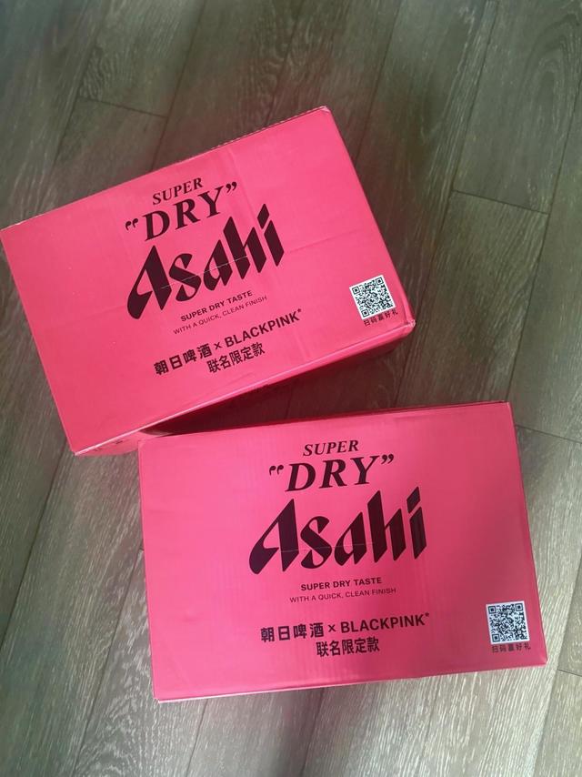 全球顶流和百年啤酒的携手，很难不引人注意啊！ 朝日啤酒签约BLACKPINK，上月在网上看到了中国区的宣传，BLACKPINK全员黑色系代言大片，配上朝日啤酒的粉色系包装盒，“粉墨”既是彼此的坚定选择