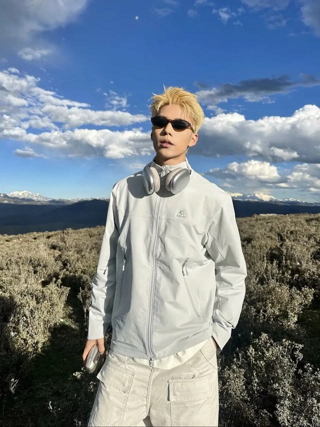 KAILAS/凯乐石M8-LT立领软壳外套防泼透汽轻量户外夏季新款男女款皮肤 
   这是一款专为炎热天气下轻量出行，同时兼具物理防晒的软壳，时尚小立领
   从城市到山野，兼具防风，抗水，透气，耐磨