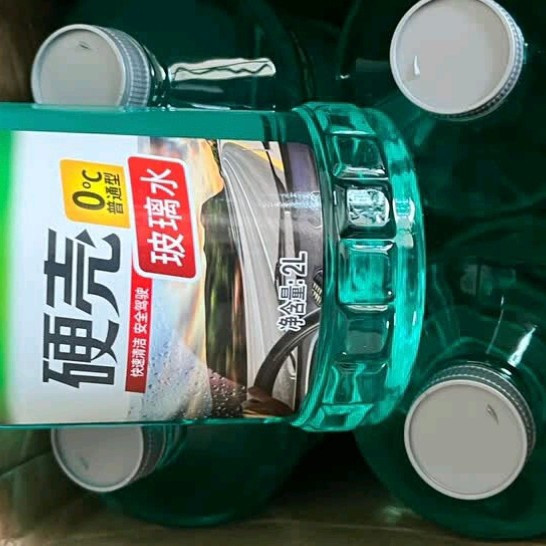 龟牌硬壳玻璃水，清洁视野利器