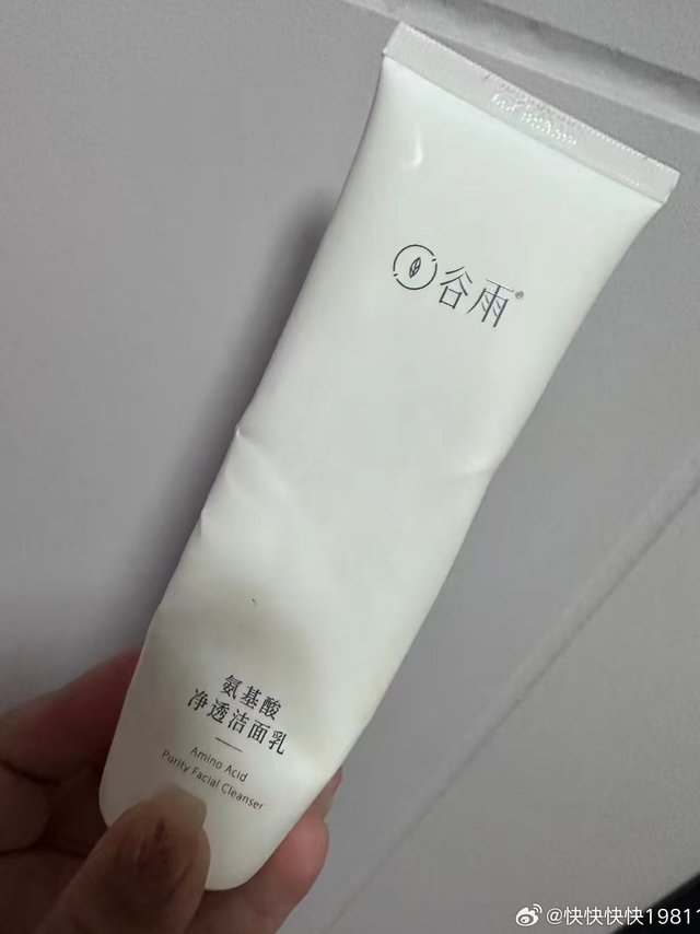 #美力能量补充站##必买国货护肤##微博兴趣创作计划# 谁懂干敏皮的痛？换季起皮、空调房紧绷、上妆卡粉，直到挖到谷雨这套月见仙人掌套盒，才算把“水润稳”焊在脸上！从洁面到水乳，三步拿捏温和养肤，学生党