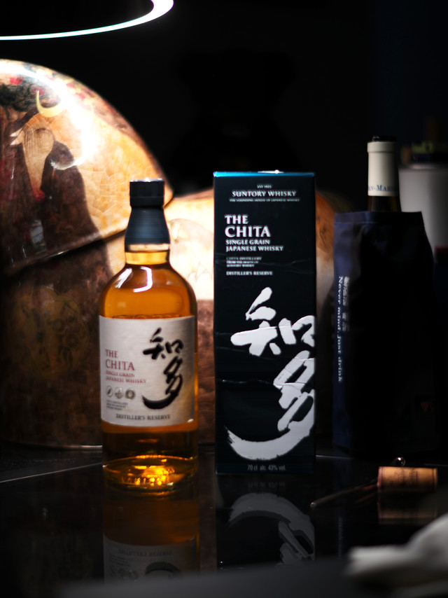 擦，出乎意料的好喝， “日本威士忌的恬谧”：知多，几个知识点：❶三得利旗下谷物威士忌，所以你喝的 響 绝大部分是知多，少部分比例是山崎和白州，大概8:2，所以，喝知多约等于喝響；❷优雅海风的咸鲜感，有