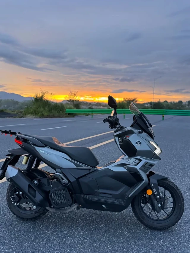 恭喜🎉提车 无极 SR150S ADV  12980元
赠送全国道路救援一年  100㎞拖车
气囊避震 全地形胎 电动风挡 驻车
极屿OS AI骑行助理  导航蓝牙图标
水冷150 四气门15.8P 