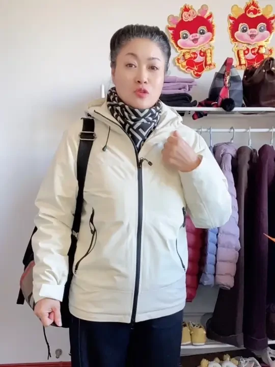 雪中飞加厚一体冬季防寒羽绒服，质量很好，三防面料，冲锋衣羽绒服，学生到中老年男女同款，女的到185斤，男到200斤，有运险，喜欢的朋友点击下方链接购买哦，感谢大家的支持❤️❤️#雪中飞羽绒服 #断码清