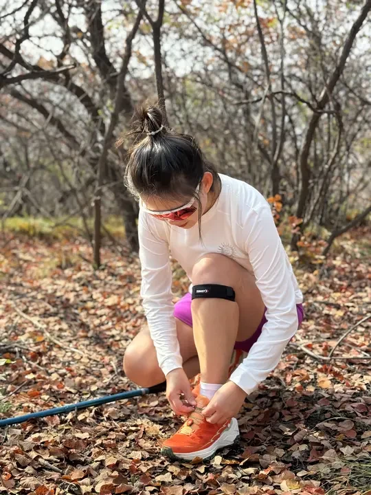 秋光铺陈山间，漫山红叶似火燃遍层林，风过处，碎红簌簌飘落，正是携风登高、与秋景赴约的好时节。山间石阶蜿蜒，起落间最是考验膝关节，尤其髌骨受力集中，易因反复屈伸劳损。刷小红书看了很多种草帖子，最后选择了