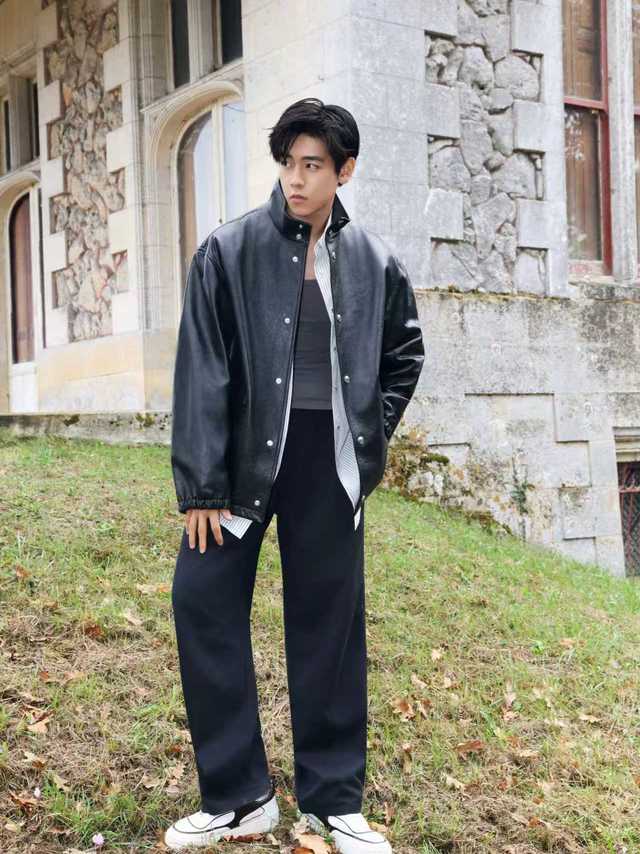 #BALLY星闻#树影轻摇，光影游走。演员@夏浩然Chris 身着#BALLY2025秋冬#系列男士黑色小牛皮高领夹克外套，柔韧皮革塑造挺拔轮廓；搭配Raise运动鞋，舒展律动映衬都市姿态。#BALL