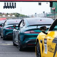 小米超越苹果！奢侈品教父盛赞雷军的人车家生态堪比苹果革命！