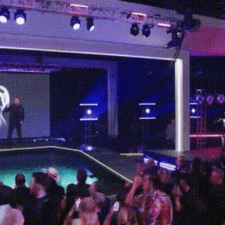 特斯拉股东大会：马斯克获配万亿薪酬，兴奋地与机器人共舞！