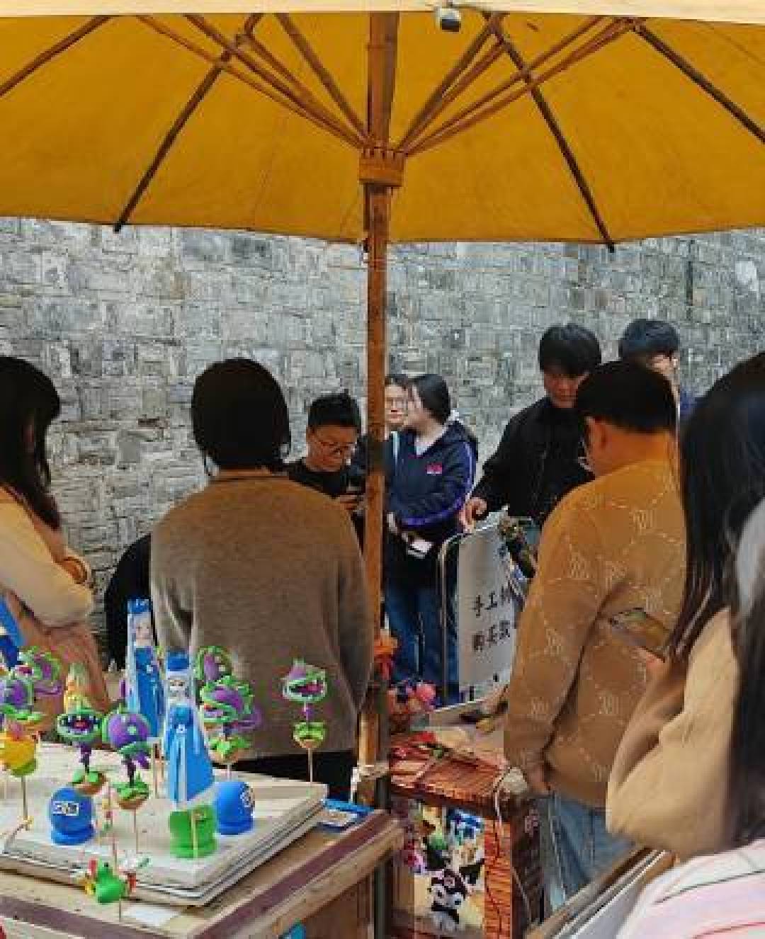 芜湖古城捏面人摊主走红:六旬兄弟日捏25件不涨价,传统面塑