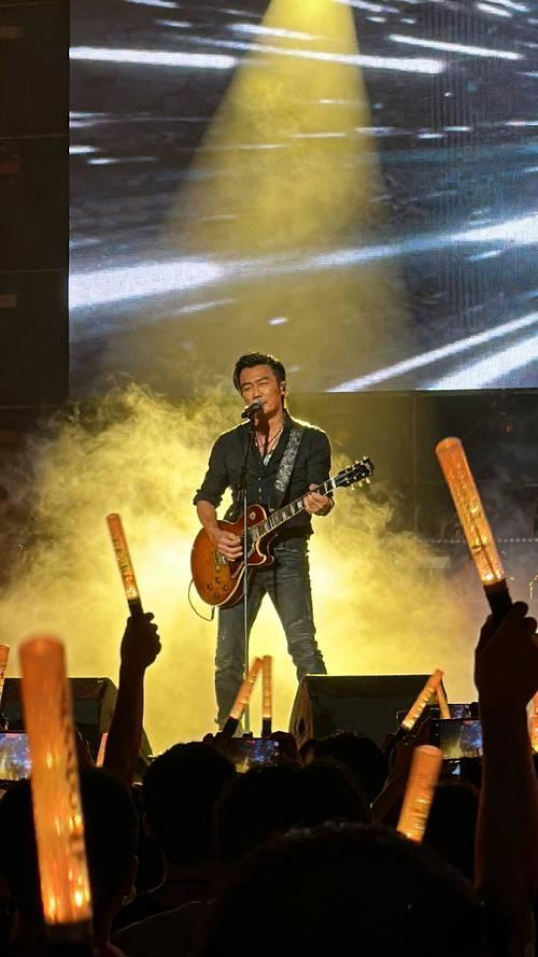 谢霆锋苏州演唱会震撼开唱:悬浮星球3D蝴蝶+香氛彩带引爆跨世代摇滚热
