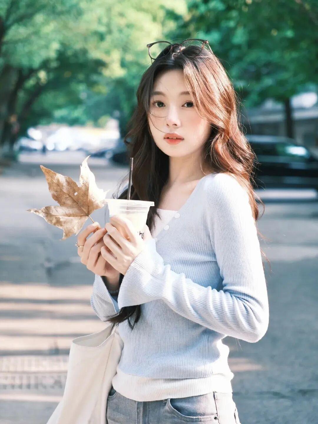 秋日松弛感拍照指南:光影与落叶间的灵动姿势全解析