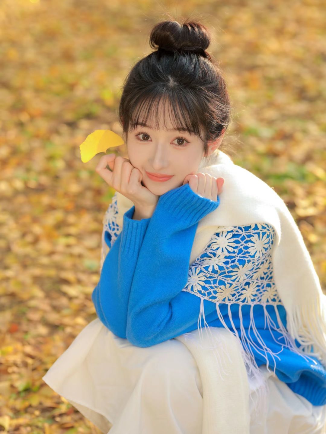 秋日松弛感拍照指南:光影与落叶间的灵动姿势全解析