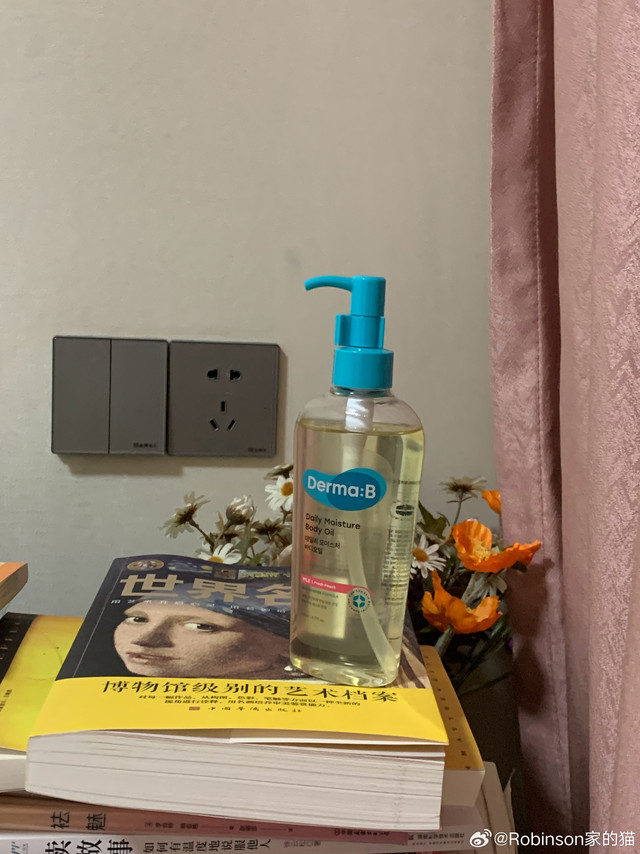 睡前想再记录一下这瓶dermab身体油 我现在习惯洗完澡按压三泵把四肢都擦一遍，我已经把它放在我的床头柜，提醒自己要好好用完它，在皮肤上慢慢化开之后涂抹均匀，用完半小时、一小时之后，肌肤会随着体温越来