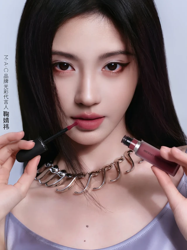 冷艳聚光，释她绝色！M·A·C品牌光彩代言人@鞠婧祎  与MAC共同演绎荆棘「战神妆」，以耀目唇妆加持气场，以光感底妆点亮战神锋芒。 
#MAC尤雾弹唇釉 #973 PINK ROSES 冷玫瑰，灰调