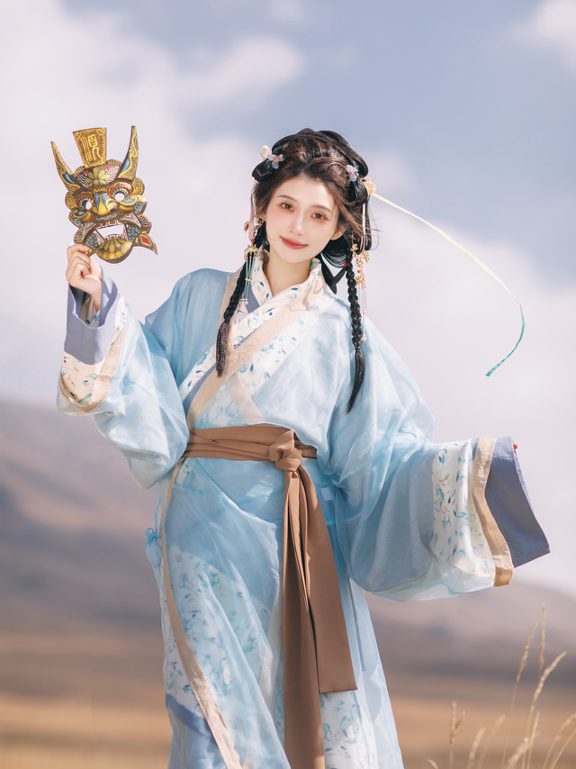 花朝记汉服#花朝新品# 河西记忆｜当乌鞘岭的风吹过她的衣襟——在秋色蔓延之际，我们踏上了前往凉州的路旷野的风无休止般刮过，雪色铺满草坡之前，且放眼望山河—— 很久没有出汉晋形制咯，当花花今年开始策划河