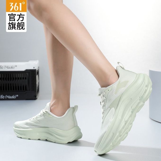 跑鞋