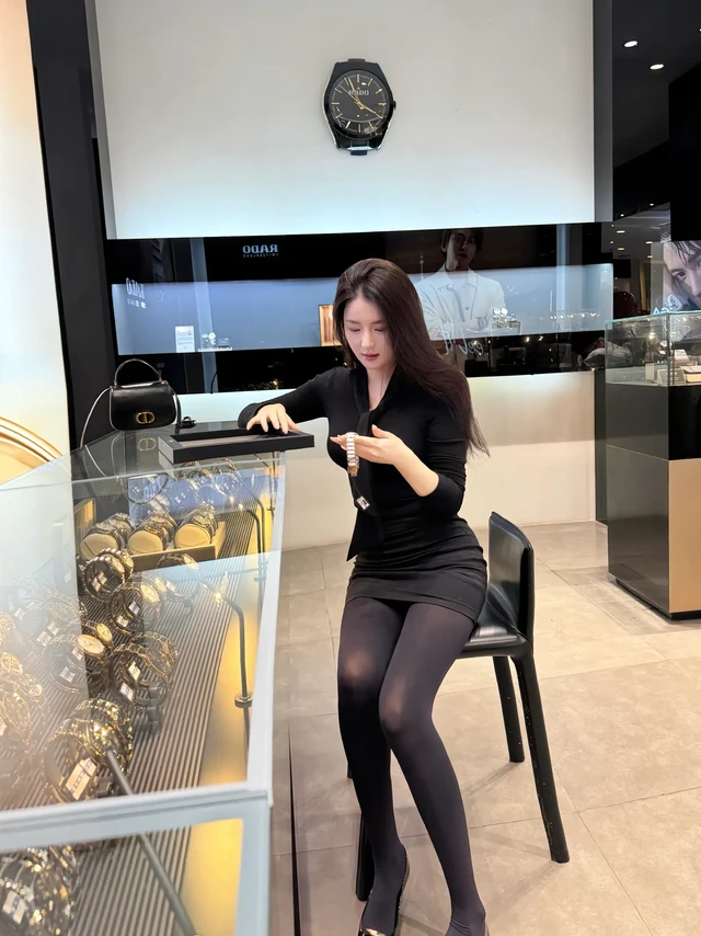 “早八人通勤表的「既要又要」，被RADO直接拿捏！
 
👉 要百搭：配西装是职场锐度，搭连衣裙是松弛温柔，一周穿搭不重样都能贴；
👉 要抗造：陶瓷表身耐磨抗刮，咖啡泼、雨天淋都不怕，通勤意外全接住；
