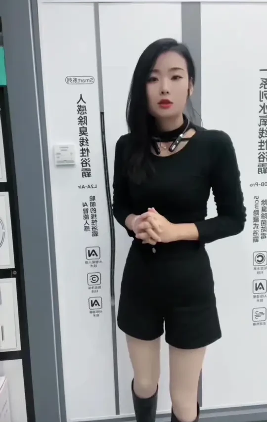 奥普新款人感线性浴霸：先说最戳我的 “聪明” 点
[放大镜R]人感照明——人来即开，人走即关！早上迷迷糊糊进浴室，刚推开门它就自动亮灯 ，完全不用摸黑找开关，手上沾着沐浴露也不怕按错按钮～ 
[放大镜