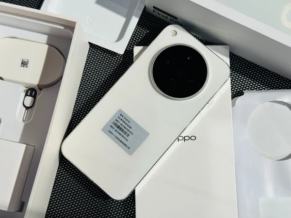 成色99新,OPPO Find X8s+,月光白,16+512G,极窄四等边 天玑9400+ 哈苏人像 超长续航电池 AI 5G手机,保修到26年4月16日,电池健康100%💰3xxx
#数码科技 #