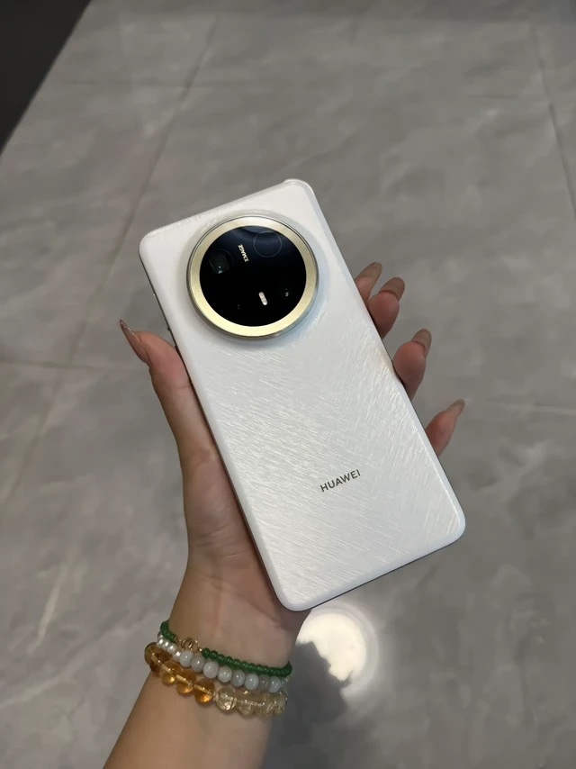 5699。华为Mate70pro+ 羽衣白 16+512G
电池健康100%，官方在保 2026 年 4月 17 日 
成色99新，边框无磕碰无划痕，正常带壳使用痕迹，屏幕细微划痕贴膜可覆盖看不到
国