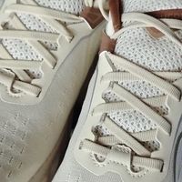 跟着彭于晏买不踩雷！索康尼胜利22才是跑鞋界“缓震王者”