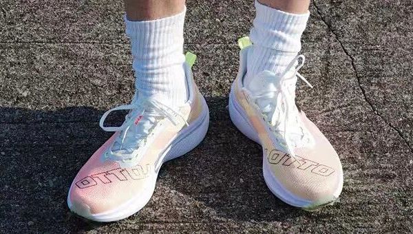 139元！爆款推荐！LOTTO乐途高品质中底碳板跑鞋！