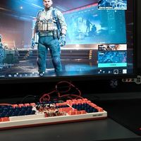 包厢中的卓威显示器怎么设置才能爽玩FPS或3A？鼠标又该怎么选？