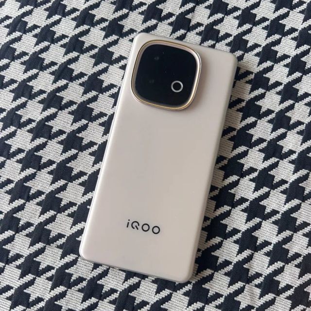 不到1500的IQOO Z10 turbo+ 12+256真香，浓眉大眼有点唬人