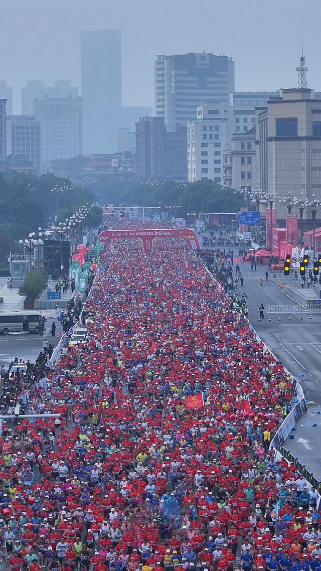 2025南昌马拉松:三万跑鞋丈量英雄城,江豚跃动点燃赣江古今韵