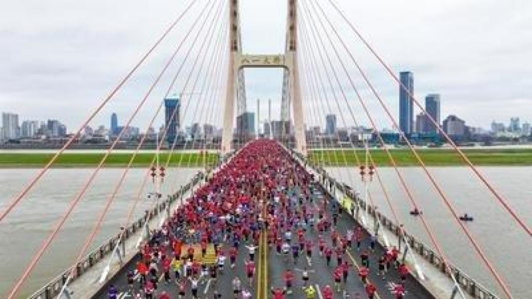 2025南昌马拉松:三万跑鞋丈量英雄城,江豚跃动点燃赣江古今韵