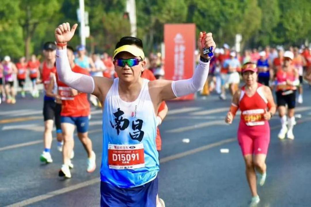 2025南昌马拉松:三万跑鞋丈量英雄城,江豚跃动点燃赣江古今韵