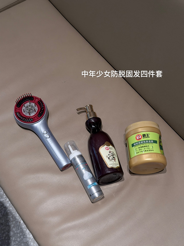 中年少女本人发量“自救”谁懂熬完夜洗头的胆战心惊地漏里的头发能攒成小团 扎马尾能看见头皮的空隙  洗完头对着镜子犯愁本人生发梳➕防脱洗发水➕发膜➕生发液这四个是我每次洗头一定会用的洗发水和发膜都用的霸