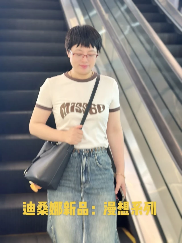 迪桑娜新品漫想系列。无意识思绪设计核心，让包袋功能从“工具”到“随身伙伴”的转换，极简都市水桶包为您而来#迪桑娜#DISSONA #迪桑娜漫想系列 #包包推荐  #水桶包 感谢MISS SIXTY友情