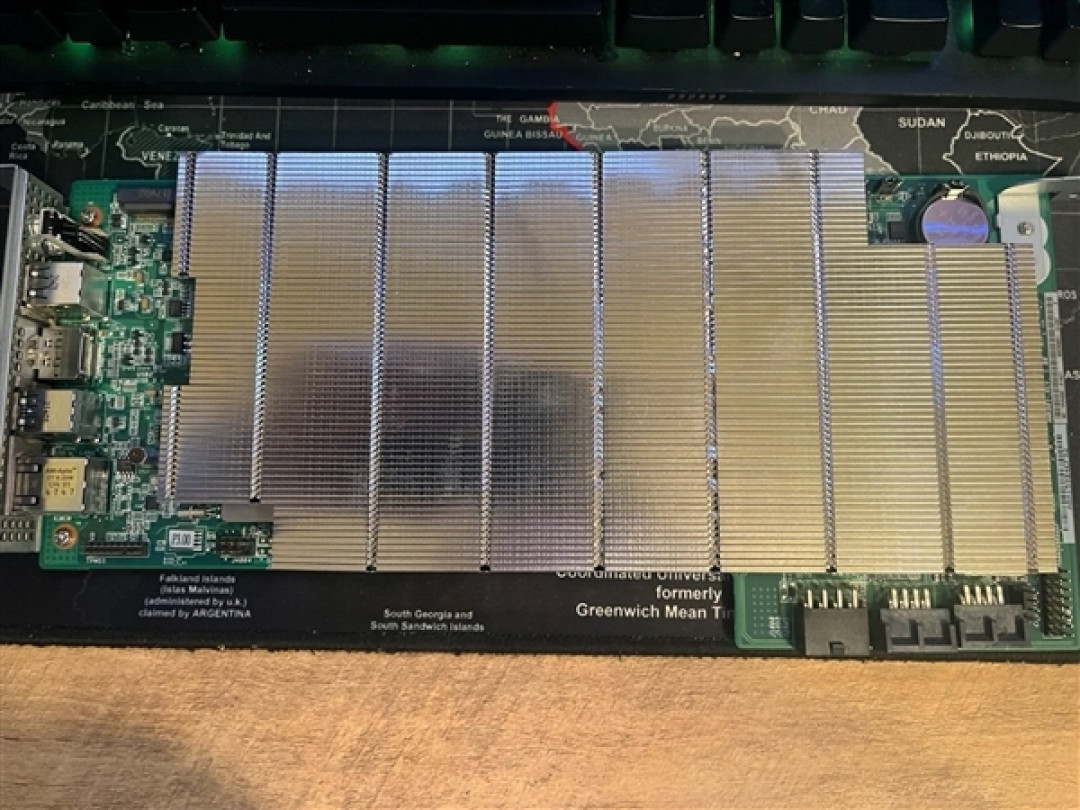 挖矿主板居然用上PS5 AMD APU！还能跑《赛博朋克2077》