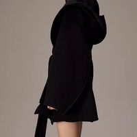 小柒连帽式系带双面骆驼绒大衣：以黑为墨，织就冬日轻奢诗