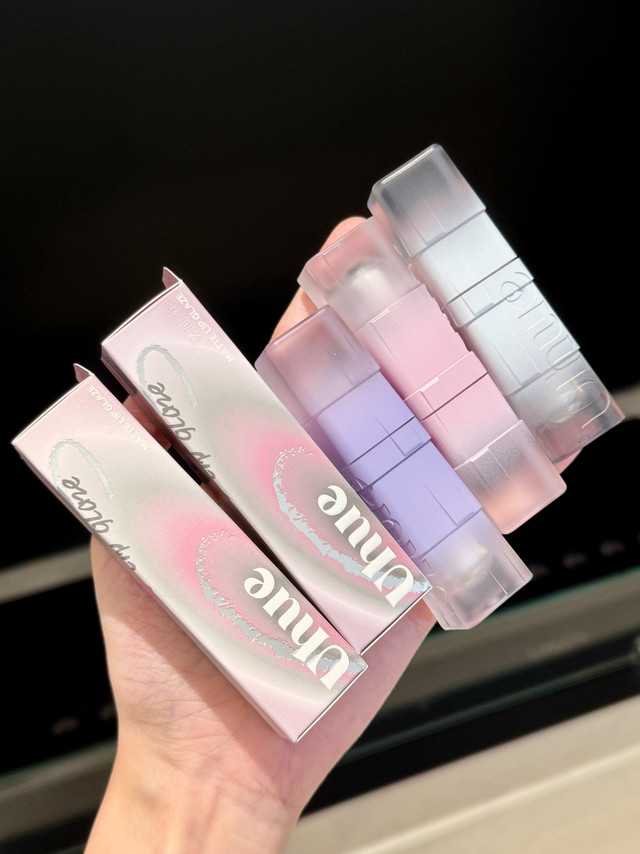 今日份的快乐剧透Uhue的温差哑光唇釉好价也搞定啦！！这系列我之前就想上来着。用起来特别像毛戈平空气仓唇釉，都是带一点“湿”感的轻薄质地，不糊嘴巴也不拔干。和品牌沟通后也愿意专门做一个福利品价格～十几