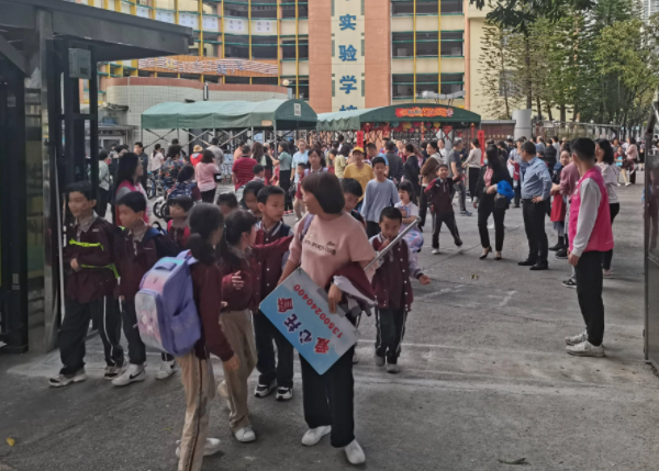 2025年学生党必看选购指南！护眼灯怎么选？换了好几台护眼大路灯！踩坑无数！护眼大路灯到底哪款好？护眼落地灯有必要买吗？书客、霍尼韦尔、柏曼、雷士、米家等护眼大路灯推荐！