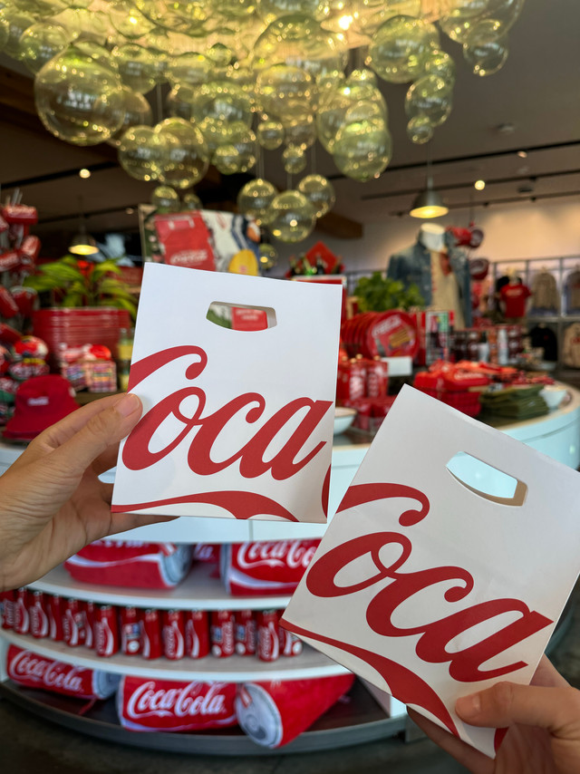 可口可乐Coca-Cola          我在国内只喝过正常版本的可乐，来了美国之后才知道有各种各样的可乐：Coke Zero，Diet Coke还有水果口味的可乐，咖啡可乐，去咖啡因可乐~~  