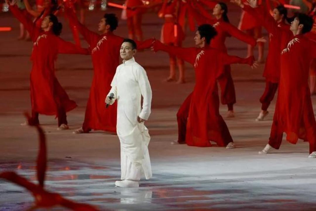 六旬刘德华全运献唱《中国人》燃爆三地 裸眼3D+四代合唱见证湾区同心