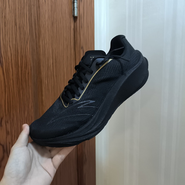 安踏柏油路霸3V与路霸3开箱对比，都卖150元谁更值得入手？