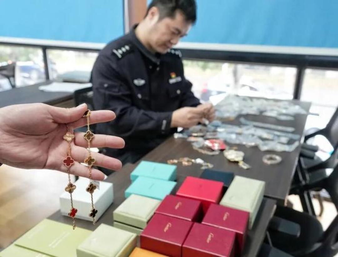 直播间千元“卡地亚”竟是合金!5万件假梵克雅宝,成本仅几十元