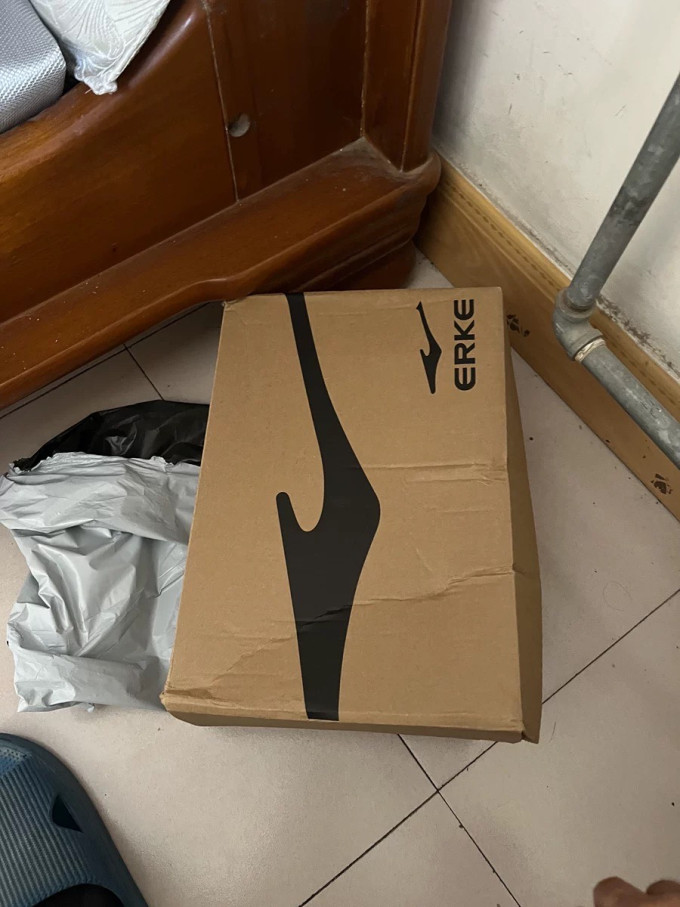 鸿星尔克休闲运动鞋