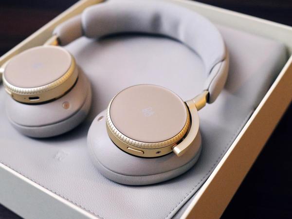 B&O H100头戴式耳机🎧
✅优点:
1. 音质表现稳:低频不散,中频人声清晰,高频细节足够,搭配自带的调音技术,听流行、流行摇滚甚至爵士都挺舒服的。
2. 佩戴舒适度不错:耳罩和头梁的包裹性挺好