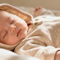 一岁内宝宝穿连体衣还是分体衣？68位家长真实体验告诉你答案