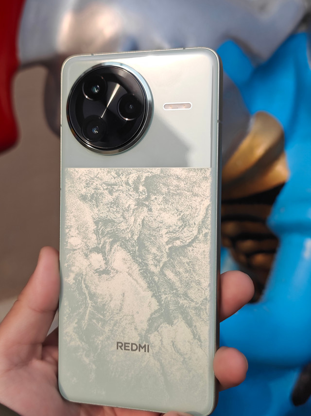 用REDMI K80这段时间，是真的用得顺手。2K屏看视频、读东西都舒服，打王者全程丝滑不卡顿，手机还不怎么发烫。续航更是省心，两天一充完全不用惦记充电🔋整体质感在线，日常用着稳当当的，没什么糟心的小