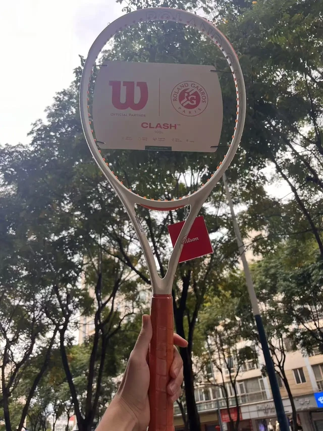 威尔胜clashv3法网限定。威尔胜Clash V3法网限定是一款主打舒适性和容错率的网球拍，特别适合初学者和防守型选手，在继承Clash系列软弹手感的基础上进行了技术升级。
外观设计：
2025年法
