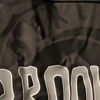 篮网队联名羽绒服，时尚与保暖兼备