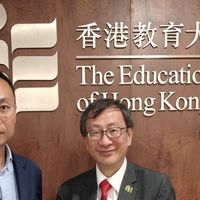 共工新闻社顾问黄光宇向香港教育大学校长李子建赠刊