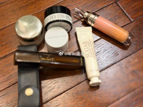 好用才推荐  北风吹，你是不是也默默掏出了润唇膏？唇部作为全身最娇嫩且毫无自我防护力的部位之一，一到冷天就状况百出：干裂、起皮、唇纹加深，连涂得再漂亮的口红都能瞬间显得廉价。其实很多人涂润唇膏就像交作